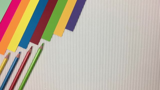 Escena en la que van apareciendo lapices de colores frente a su color en papel.