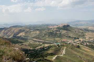 Blick von Enna auf Calascibetta Sizilien