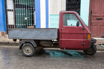 Fototapeta na wymiar Dreirad-Oldtimer auf Kuba (Karibik)