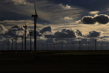 Atardecer en campo e&oacute;lico