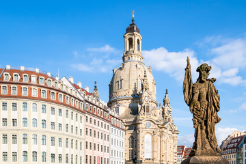 Fototapeta na wymiar Neumarkt in Dresden mit Frauenkirche, Sachsen, Deutschland