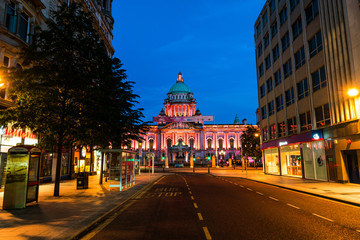 Nightlife with city hall in Belfast, UK - obrazy, fototapety, plakaty