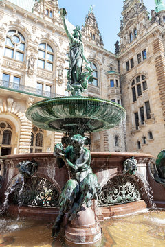 Springbrunnen hinter dem Hamburger Rathaus