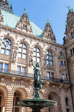 Springbrunnen hinter dem Hamburger Rathaus