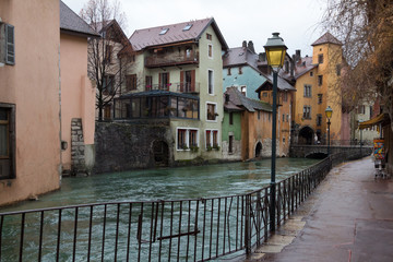 Fototapeta na wymiar Channel in Annecy, colourful houses