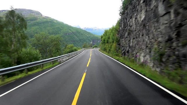 Fahrt auf Strasse E63 nach Geiranger, Norwegen