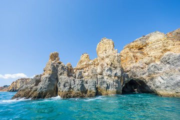 Fototapeta na wymiar Wunderschöne Felsformation mit Höhle an der Algarve in Portugal