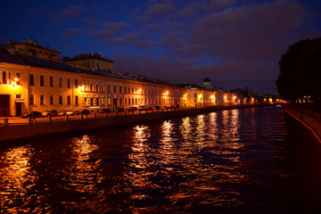 Obraz premium Night city of Saint Petersburg with lights reflecting in the water