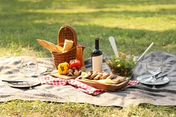 Fototapete Picknick Decke mit Essen für das Sommerpicknick im Freien zubereitet