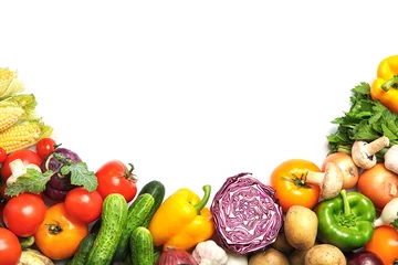 Cercles muraux Légumes Assortiment de légumes frais sur fond blanc, vue de dessus. Espace pour le texte