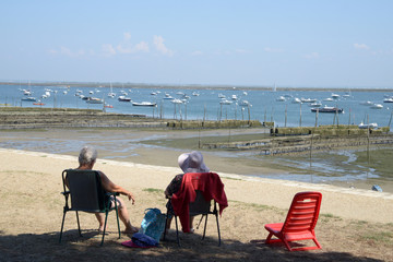 Retraités assis face à la mer dans le bassin d'Arcachon 