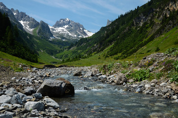 Fototapeta na wymiar Almajurtal mit Blick zur Valluga, Österreich, Tirol