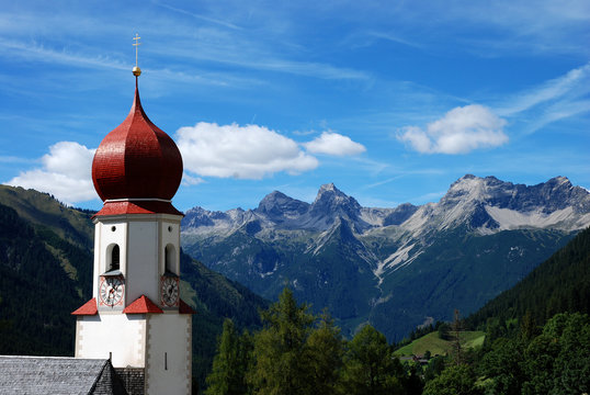 Kirchturm von Bschlabs am Hahntennjoch, Blick zur Hornbachkette, Lechtal, Tirol