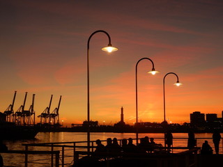 Skyline del porto di Genova al tramonto