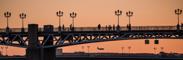  Vue sur le Pont saint Pierre lors du coucher de soleil à Toulouse sur la Garonne 