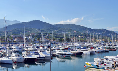 Fototapeta na wymiar barche in un piccolo porto della Liguria
