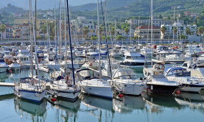 barche in un piccolo porto della Liguria