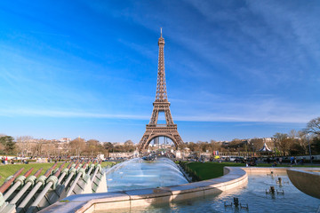 Fototapeta na wymiar Eiffel Tower from jardins du trocadero