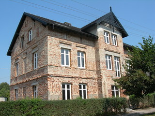 Przedwojenny dom bez tynku, przed remonbtem, Dzierżoniów, Polska