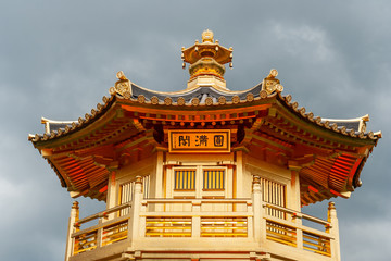 Obraz premium Golden Temple in Hong Kong Nan Lian Garden with Stormy clouds
