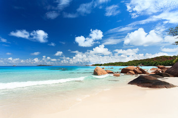 Seychelles Beach with white Sand and blue water - obrazy, fototapety, plakaty