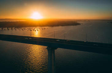 Barcos puente aerea atardecer