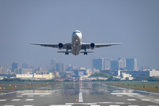 Boeing 767-300ER takeoff 