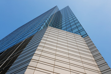 Fototapeta na wymiar Business tower to the blue sky