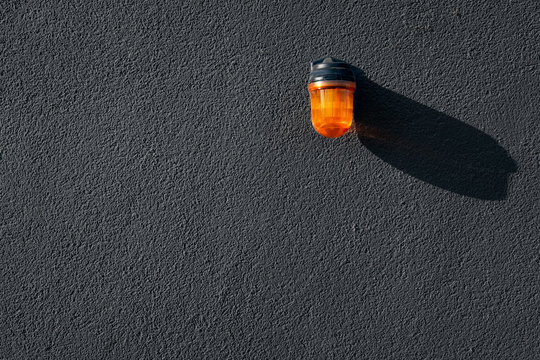Orange Signalleuchte auf schwarzer Wand

