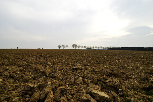 Frisch gepfluegtes Feld, Acker mit Erdschollen, Freshly plowed field, field with clods