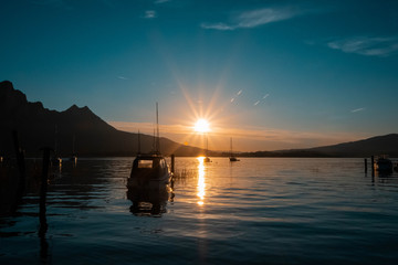 sonnenuntergang am wunderschönen mondsee im salzkammergut