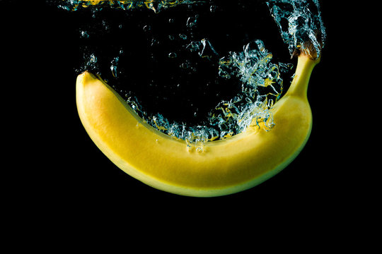 suya d&uuml;şen muz