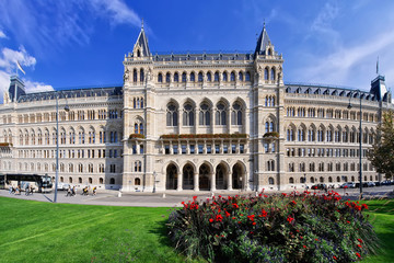 Obraz premium Rückseite des Rathauses von Wien mit Grünanlage
