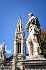 Obraz premium Rathaus in Wien mit Statue Joseph von Sonnenfels