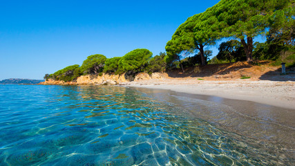 Lever du soleil sur la plage de Palombaggia, Corse, en été