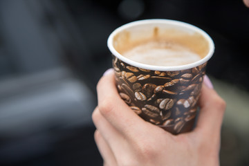 Takeaway-Becher in der Hand, Autobahnraststätte