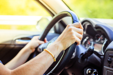 Interieur und Lenkrad eines Autos: Frau sitzt hinterm Steuer