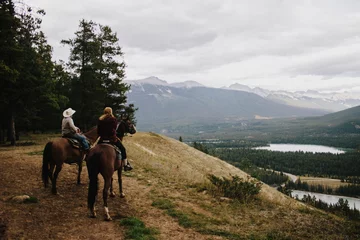 Fototapeten horseback riding in the mountains © Brendon