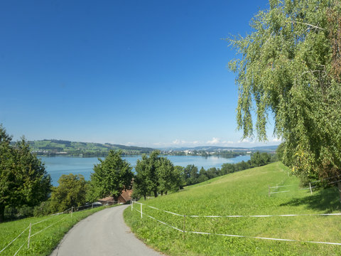Randonn&eacute;e autour du lac de Sempach (Sempachersee) dans le canton de Lucerne en Suisse en suivant le sentier de Rome (R&ouml;merweg)
