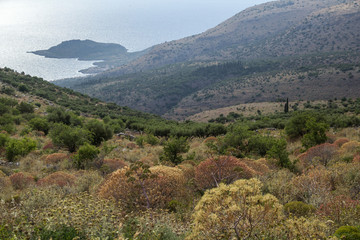 Bergige Landschaft mit Blick aufs Meer auf der Halbinsel Mani, Griechenland