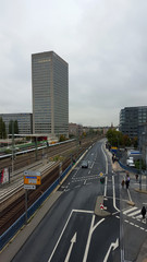 fern ansicht im quer format einer straße in frankfurt am main fotografiert während einer sightseeing tour in frankfurt am main mit einem weitwinkel objektiv