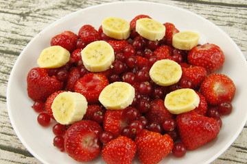 Salade de fraises, groseilles et bananes