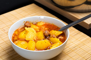 Guiso de patats con longanizas