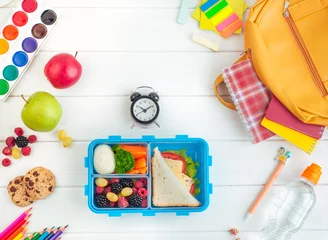 Papier Peint photo Gamme de produits Boîte à lunch ouverte près de l& 39 horloge, des accessoires scolaires et du sac à dos