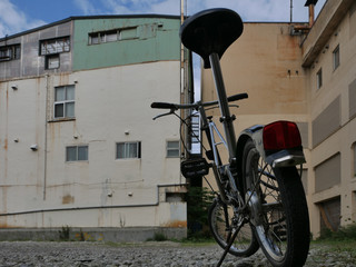 古い街並みと自転車