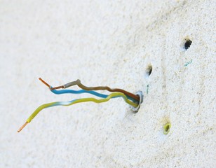 fil électrique sortant du mur