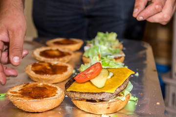 Hamburger Buns und Fleisch werden belegt