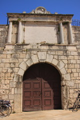 Obraz premium Croatia, Zadar - a fragment of the historic defensive walls with the entrance to the City Park on Five Wells Square.