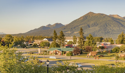 Palmer Visitor Information Center and a view of the Chugach Range in summertime, Palmer, Alaska, USA.
 - obrazy, fototapety, plakaty