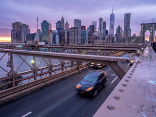 Fototapeta premium Widoki z historycznego Mostu Brooklińskiego w Nowym Jorku, USA.